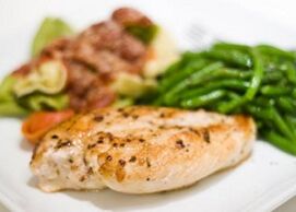 Dada ayam bakar pada menu untuk mereka yang ingin menurunkan kolesterol dan menurunkan berat badan