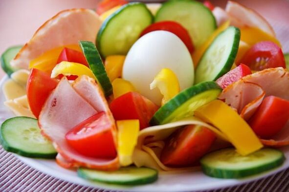 Salad sayuran pada menu diet telur-oren untuk penurunan berat badan