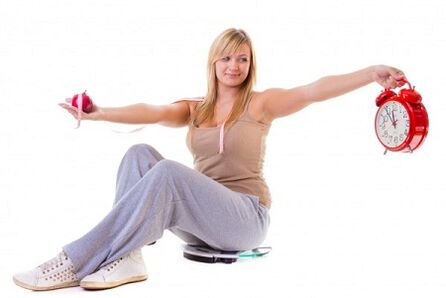 Seorang gadis yang ingin menurunkan berat badan makan dengan sihat dan mengikut rejimen