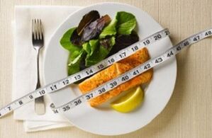 Ikan dengan salad untuk penurunan berat badan pada diet protein