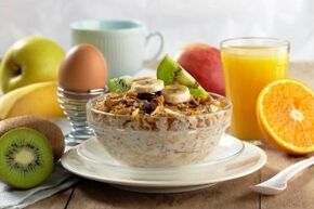bubur dengan buah sebagai sarapan pagi yang sihat untuk menurunkan berat badan
