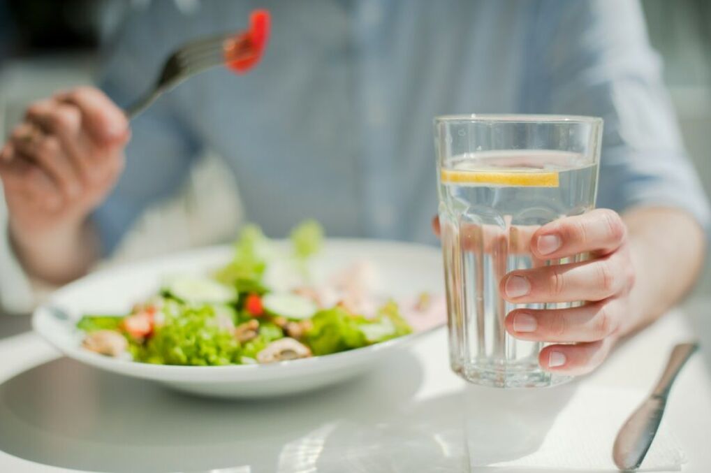 salad hijau dan air dalam diet untuk orang yang malas